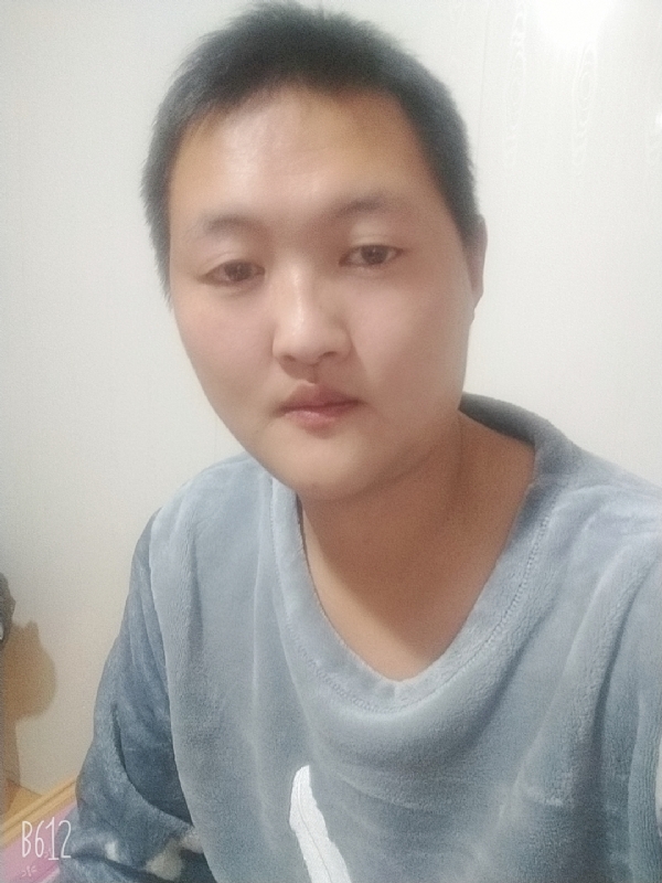 烟圈里透着伤的第一张照片--白城中老年相亲网